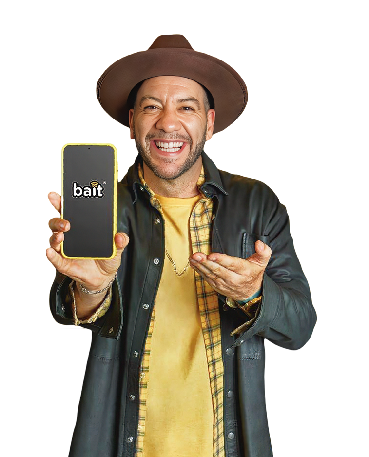 Faisy mostrando internet BAIT en su teléfono
